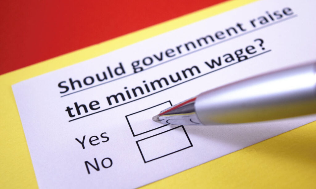 Raise the minimum wage pros and cons. Should the minumum wage be raised