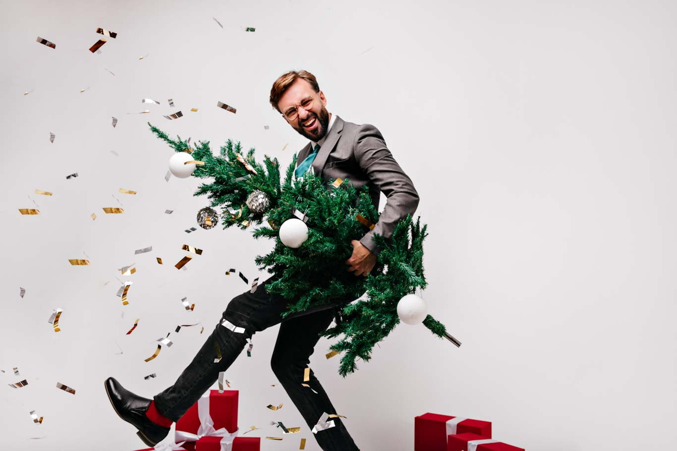 7 Сhristmas Party Ideas For Remote Employees | Traqq Blog