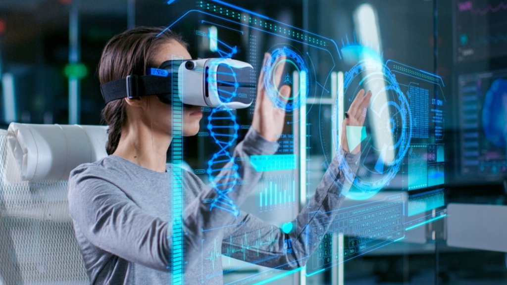 https://traqq.com/blog/wp-content/uploads/2021/10/virtual-reality-in-the-workplace-1024x576.jpg